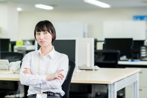 不満そうな女性